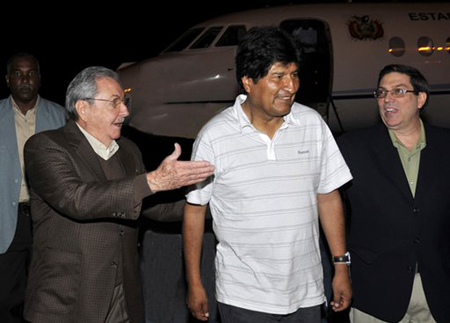 En esta foto del diario cubano Juventud Rebelde, el presidente de Bolivia Evo Morales, centro, es recibido por su homólogo cubano Raúl Castro y el canciller cubano Bruno Rodríguez al arribar a La Habana el domingo 23 de diciembre de 2012.