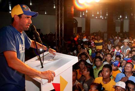 Capriles: "El 16-D decidiremos entre un Gobernador que trabaje para todos y uno que solo pega afiche en los postes de luz".