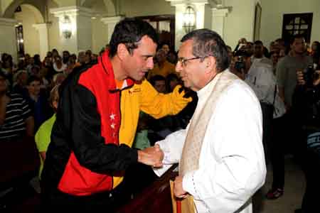 Capriles saluda a un sacerdote en la Catedral de Los Teques.