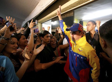 La única piedra que sigue en el zapato del chavismo es Henrique Capriles, el líder opositor que ganó la relección en el estado Miranda, imponiéndose al candidato del PSUV y ex vicepresidente Elías Jaua.