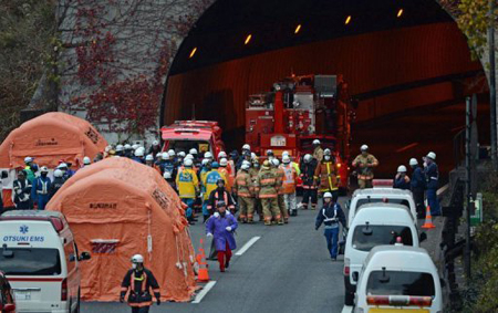 Equipos de rescate y policías trabajan a la entrada del túnel de autopista que se derrumbó este domingo en Japón, cerca de la ciudad de Otsuk