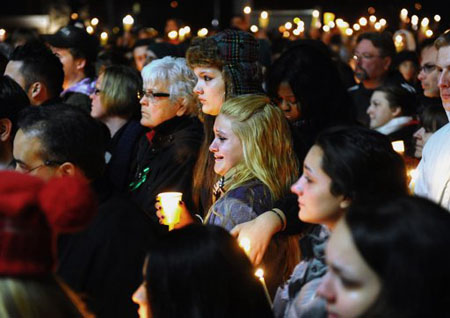 Decenas de personas asisten el sábado a una vigilia en memoria de las víctimas de la matanza en la escuela primaria de Newtown