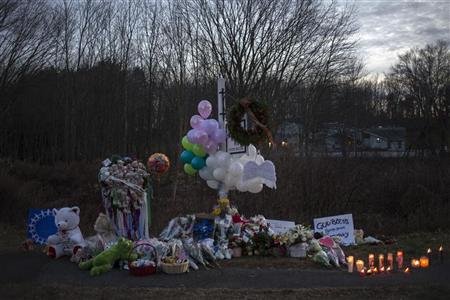 En la imagen, un memorial en recuerdo a las víctimas en la carretera que lleva a la escuela elemental Sandy Hook en Newtown, Connecticut, el 15 de diciembre de 2012.