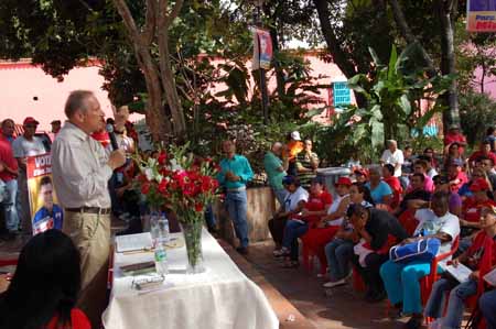 El Presbístero Bruno Ranaud, junto a los presentes en la plaza Sucre de Petare, elevando sus plegaria por la salud de Chavez.