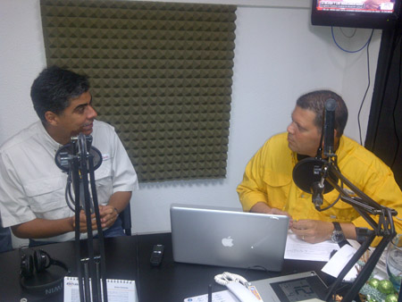 Emilio Grateron, alcalde del municipio Chacao durante su participación en el programa radial “Almorzando con Emilio” por Copacabana Stereo 93.7 FM