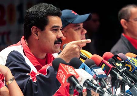 En esta fotografía difundida por el Palacio de Miraflores, el vicepresidente Nicolás Maduro ofrece una conferencia de prensa en Caracas,16 de diciembre de 2012.