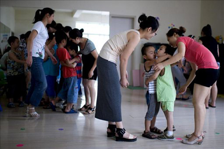 Menores chinos acuden junto a sus padres a un centro educativo no gubernamental donde se tratan a unos 30 niños con autismo en Qingdao, provincia china de Shandong.