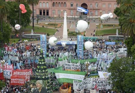 Miles de militantes de sindicatos y de partidos de izquierda se movilizaron este miércoles en Buenos Aires hasta la Plaza de Mayo, frente a la Casa Rosada