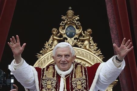 Cuando el Pontífice, de 85 años, envuelto en una capa roja tipo armiño, cautelosamente se paró en el balcón, peregrinos y turistas reunidos en la Plaza de San Pedro estallaron de alegría.