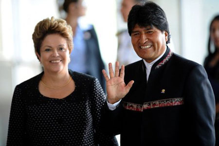 La Cumbre de presidentes del Mercosur inaugurada el viernes en Brasilia dio la bienvenida a la intención de Bolivia de adherir al bloque regional suramericano, aunque enfrenta las dudas de Ecuador. En la foto los presidentes Dilma Rousseff (Brasil) y Evo Morales Aima (Bolivia).