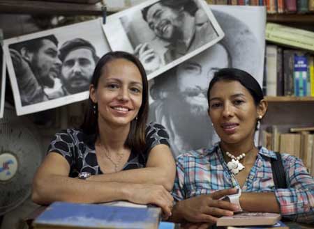 La guerrillera holandesa Tanja Nijmeijer, a la izquierda, acompañada de la tambien combatiente de las FARC de Colombia, Camila Cienfuegos.