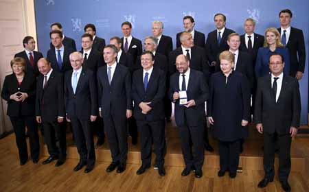 El presidente de la Unión Europea (UE), Herman Van Rompuy; el de la Comisión Europea, José Manuel Barroso; y de la Eurocámara, Martin Schulz, recibieron ayer en Oslo el Premio Nobel de la Paz
