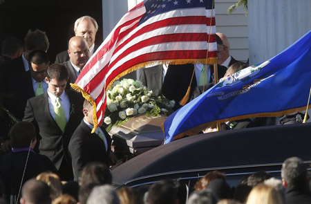 El ataúd con el cuerpo de Victoria Soto es cargado afuera de la iglesia Lordship Community después de su funeral el miércoles 19 de diciembre de 2012 en Stratford, Connecticut.