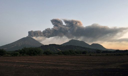 La nube de cenizas y gases emanadas por el volcán llegaba este viernes al océano Pacífico y a las costas de El Salvador