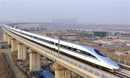 En esta foto distribuida por la agencia noticiosa china Xinhua, se aprecia el paso de un tren bala sobre el Puente de Yongdinghe en Beijing, este miércoles 26 de diciembre de 2012 (AP Foto/Xinhua, Jiao Hongtao)