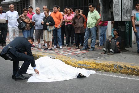 Algunos vecinos entre las esquinas de de Santo a Esmeralda, dijeron que tanto el antisocial herido como el fallecido, integran una banda delictiva que se dedica a robar a comerciantes y transeúntes en la zona. Los delincuentes además, han cometidos secuestros express y extorsiones contra habitantes del sector.