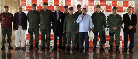 Junto al jefe del Comando Estratégico Operacional de la Fuerza Armada Nacional Bolivariana (Ceofanb), Wilmer Barrientos y responsables de organismos de seguridad, el ministro del Interior y Justicia, Néstor Reverol, ofreció detalles del operativo