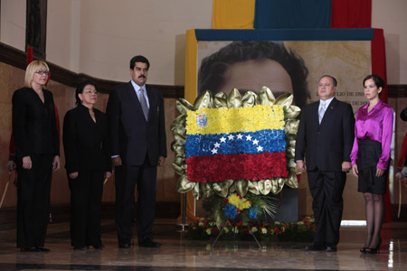 Nicolás Maduro, quien presidió los honores al Padre de la Patria en el Panteón Nacional,  resaltó que este domingo 16 de diciembre, el pueblo ha dado una lección "de conciencia" y "de determinación".