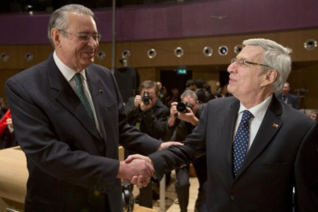 El embajador de Perú Allen Wagner, a la izquierda, estrecha la mano del embajador de Chile, Albert van Klaveren Stork, a la derecha, antes del comienzo de los alegatos orales ante la Corte Internacional de Justicia en La Haya.