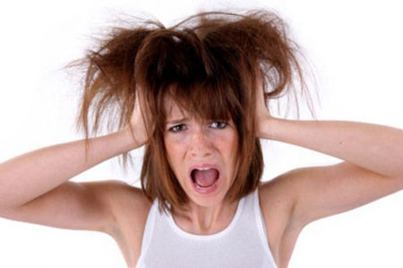 El cabello frizz o frizzado es aquel que no puede peinarse fácilmente y que quedan pequeños pelos parados en la parte más alta de la cabeza