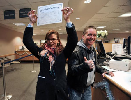 En esta foto del jueves 6 de diciembre de 2012, Sarah (izquierda) y Melissa Adams muestran su certificado de matrimonio en Bellingham, Wisconsin