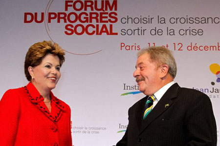 En esta foto difundida por la oficina de prensa de la presidencia brasileña, la mandataria Dilma Rousseff sonríe junto a su antecesor Luiz Inacio Lula da Silva, el 11 de diciembre de 2012, durante el Foro de Progreso Social en Brasil