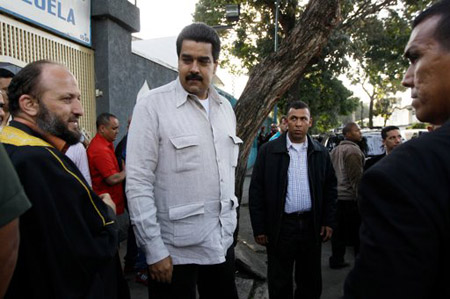 El vicepresidente de Venezuela Nicolás Maduro, al centro, camina junto a miembros de la comunidad islámica en Caracas,  a quienes agradeció su solidaridad para con Chávez.