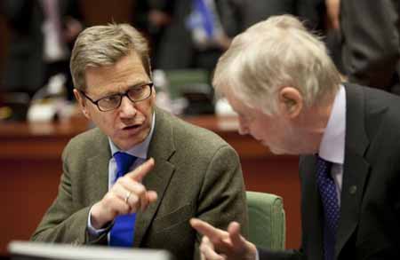El ministro alemás de Relaciones Exteriores Guido Westerwelle, izquierda, habla con su contraoarte finés Erkki Tuomioja en la sede de la Unión Europea en Bruselas el lunes 10 de diciembre del 2012.