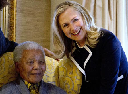 El ex presidente sudafricano Nelson Mandela cuando recibió en su casa la visita de la secretaria norteamericana de Estado, Hillary Rodham Clinton, en la localidad de Qunu, Sudáfrica, del 6 de agosto de 2012.