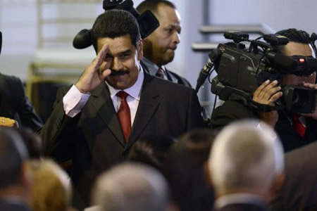 El presidente Hugo Chávez, único e indiscutido líder de su movimiento político en Venezuela, designó como sucesor al vicepresidente Nicolás Maduro y marcó el camino para mantener unido al chavismo, en caso de que el cáncer lo inhabilite para ejercer el cargo, según expertos.