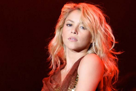 Shakira enfrenta una demanda interpuesta por un matrimonio de ex trabajadores, Divier Hernández y Maritza de Ávila, quienes alegan despido injustificado