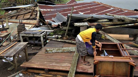 Carreteras bloqueadas y comunicaciones interrumpidas en el sur de Filipinas frustraban el miércoles las labores de rescatistas