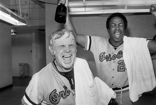 Foto de archivo del 6 de octubre de 1979 del manager de los Orioles de Baltimore, Earl Weaver, izquierda, tras ganar el título de la Liga Americana. (AP Photo/File)