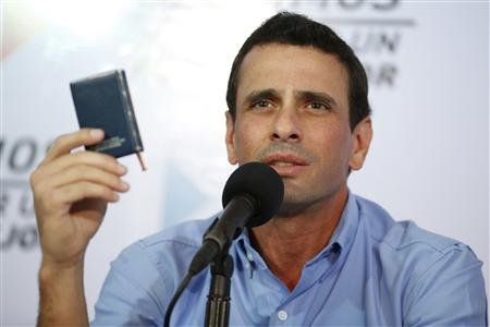 "Aquí no hay una monarquía. Acá tampoco estamos en un sistema cubano" para pasar el poder "de unos a otros", declaró el líder opositor Henrique Capriles Radonski.