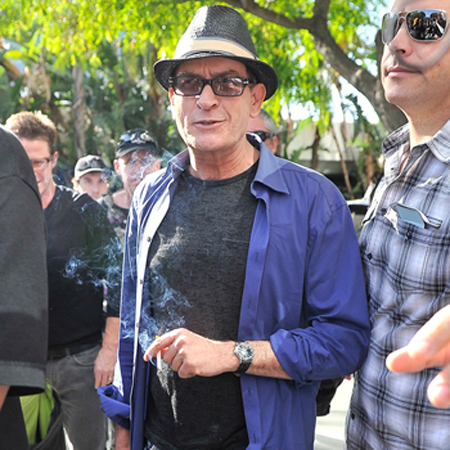 El actor Charlie Sheen guarda una imagen nada amigable de Lance Armstrong