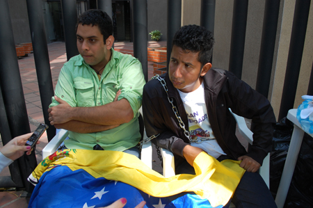 Más de 24 horas llevan estudiantes encadenados a las afueras de la OEA para pedir “se respete la Constitución venezolana” .