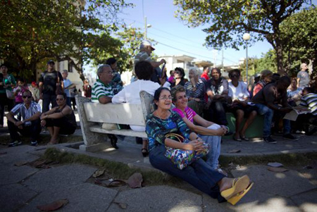 Gente aguarda para ingresar a la Sección de Intereses de Estados Unidos en La Habana para obtener una visa para viajar a ese país el lunes 14 de enero de 2013.