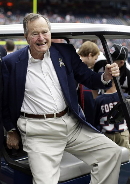 George H.W. Bush llega a un partido de la NFL en Houston entre los Bills de Búfalo y los Texans de Houston, el 4 de noviembre de 2012.