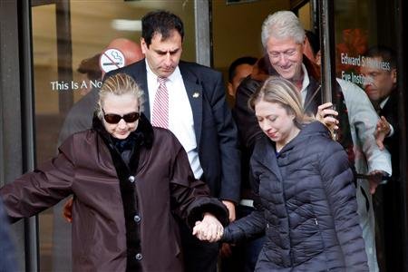 Hillary Clinton (a la izquierda, al frente), sale del Hospital Presbiteriano de Nueva York con su marido, Bill (a la derecha, en segunda fila) y su hija Chelsea (a la izquierda, al frente) en Nueva York, el 2 de enero de 2013.
