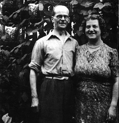 Junto a su esposa, Ethel, una de sus víctimas.