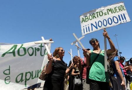 Personas realizaron manifestación contra el aborto, frente al Palacio Legislativo de Montevideo