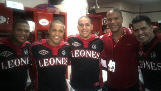 Los venezolanos divulgaron esta foto por Twitter con el gerente general de los Leones, Moisés Alou