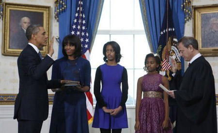 El jefe del Tribunal Supremo de EE. UU., John Roberts, toma juramento como presidente del país a Barack Obama, ante su esposa, Michelle, y sus hijas