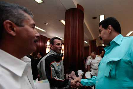 Capriles afirmó en torno a su saludo al vicepresidente Maduro, en presencia del gobernador de Lara, Henri Falcón, que no cree en “radicalismos” de ninguna tendencia política.