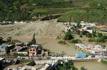 Al menos tres trabajadores fallecieron este viernes tras ser sepultados por una avalancha de piedras y tierra en la región de Cajamarca de Perú