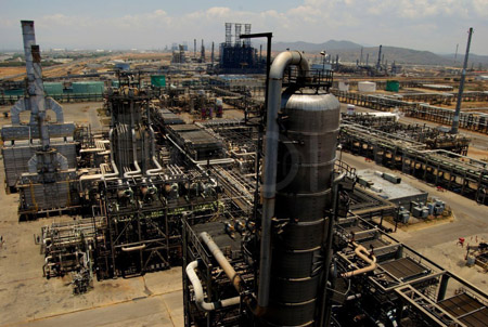 Venezuela produce alrededor de tres millones de barriles diarios, de los cuales exporta unos 2,5 millones