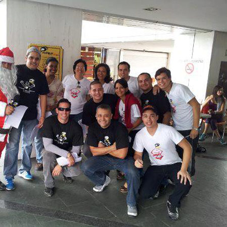 Todo el equipo de Platinum 98.7FM se unió a la Campaña “Abrazos por juguetes” para regalar sonrisas a los niños