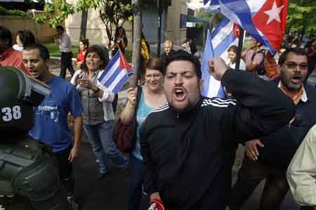 Unas 200 personas se manifestaron este jueves a favor y en contra del régimen cubano en las afueras de su legación diplomática en Santiago, previo al arribo a Chile del mandatario cubano Raúl Castro para participar de la cumbre Celac-UE