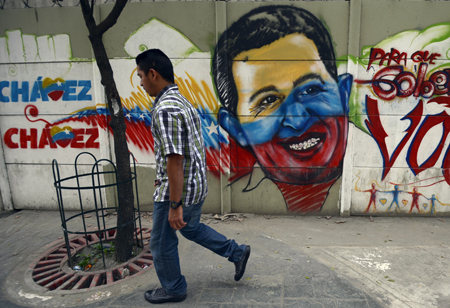 El país está en vilo desde el pasado domingo, cuando el vicepresidente Nicolás Maduro anunciara que Chávez había sufrido "nuevas complicaciones" en el postoperatorio y que su tratamiento no estaba "exento de riesgos".