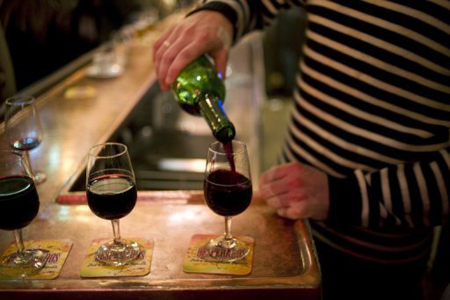 Beber vino tinto con moderación reduce el riesgo de enfermedades cardiovasculares, y es bueno para las articulaciones